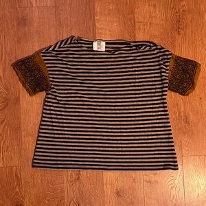Lilli’s Closet Striped Beige and Black Size S Tee with Patterned Sleeves